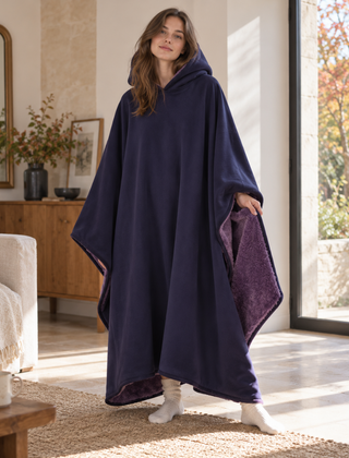 Poncho viola scuro con cappuccio e interno a pelo lungo a contrasto più chiaro