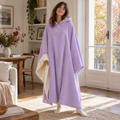 Poncho viola chiaro con cappuccio e interno chiaro a contrasto, linea lunga