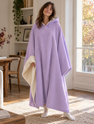 Poncho viola chiaro con cappuccio e interno chiaro a contrasto, linea lunga