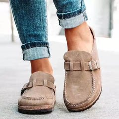 Sabot donna beige con cinturino a fibbia e cuciture a vista sulla punta arrotondata
