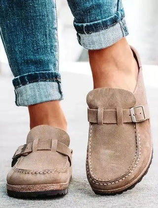 Sabot donna beige con cinturino a fibbia e cuciture a vista sulla punta arrotondata