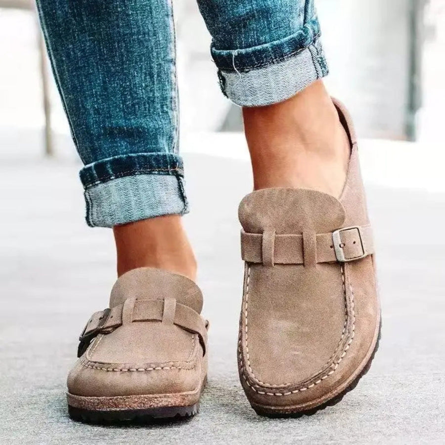 Sabot donna beige con cinturino a fibbia e cuciture a vista sulla punta arrotondata