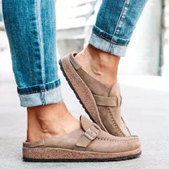 Sabot beige visto di lato con tallone aperto e suola sagomata dal bordo chiaro