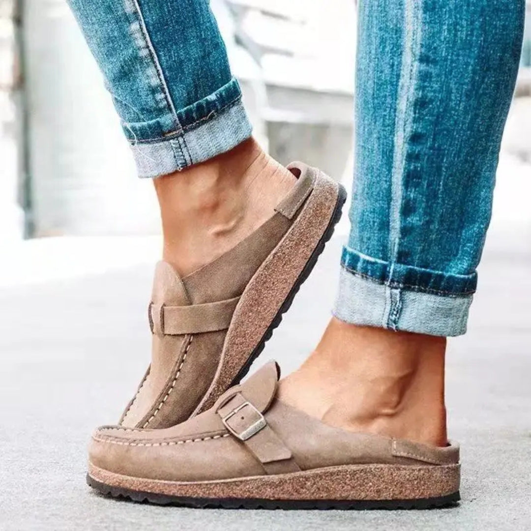 Dettaglio del sabot beige con fibbia metallica laterale e plateau leggero antiscivolo