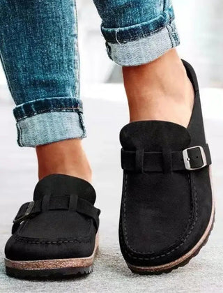 Sabot donna nero con fibbia argentata, tallone aperto e bordo suola a contrasto