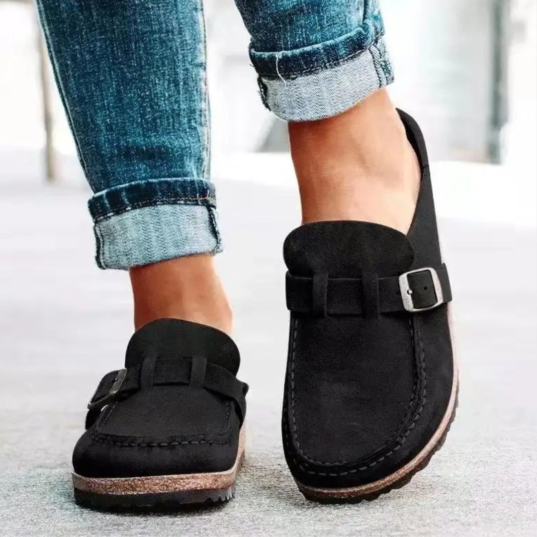 Sabot donna nero con fibbia argentata, tallone aperto e bordo suola a contrasto