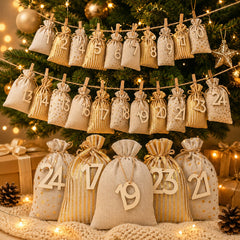 Sacchetti numerati del calendario dell'Avvento appesi con mollette davanti a un albero di Natale