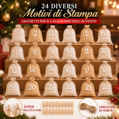 Ventiquattro sacchetti di stoffa numerati disposti su gradini di legno con mollette e spago