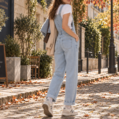 Retro della salopette donna azzurra con bretelle incrociate e due tasche applicate