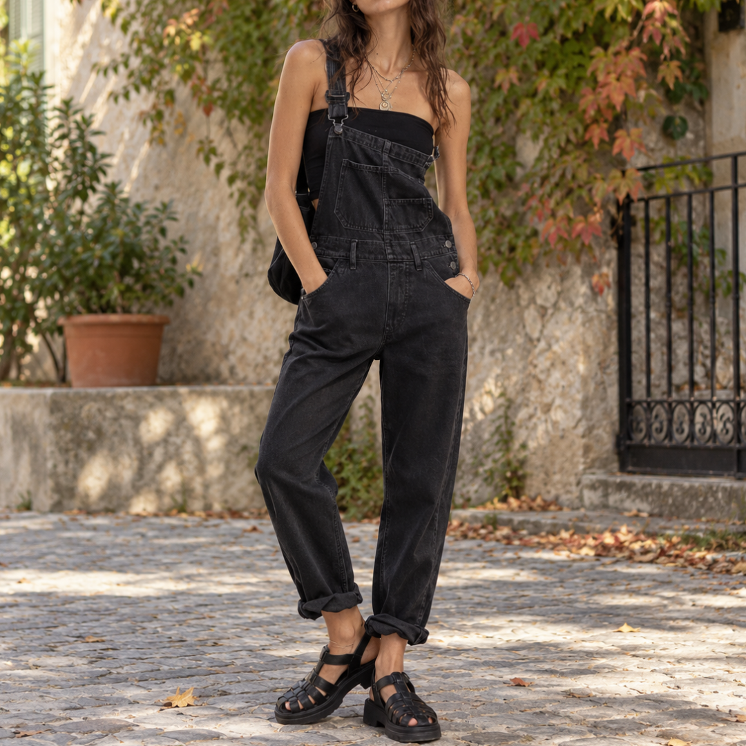 Salopette donna nera con bretelle a bottoni, tasche frontali e gamba dritta