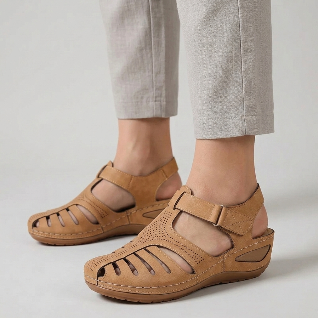 Sandali donna beige con tagli laterali, zeppa bassa e chiusura a strappo sul collo