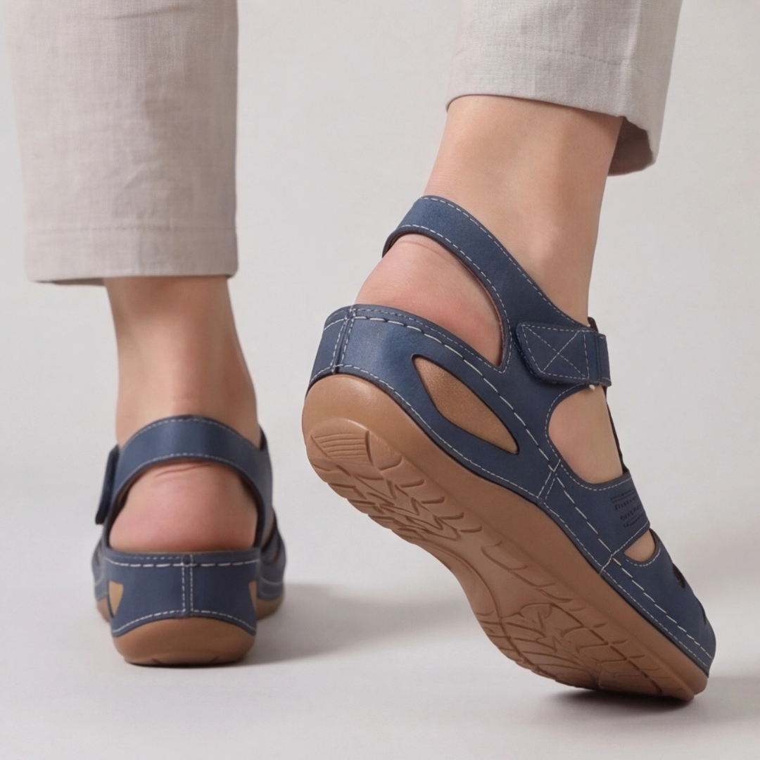Retro dei sandali blu con suola scolpita antiscivolo e chiusura a strappo