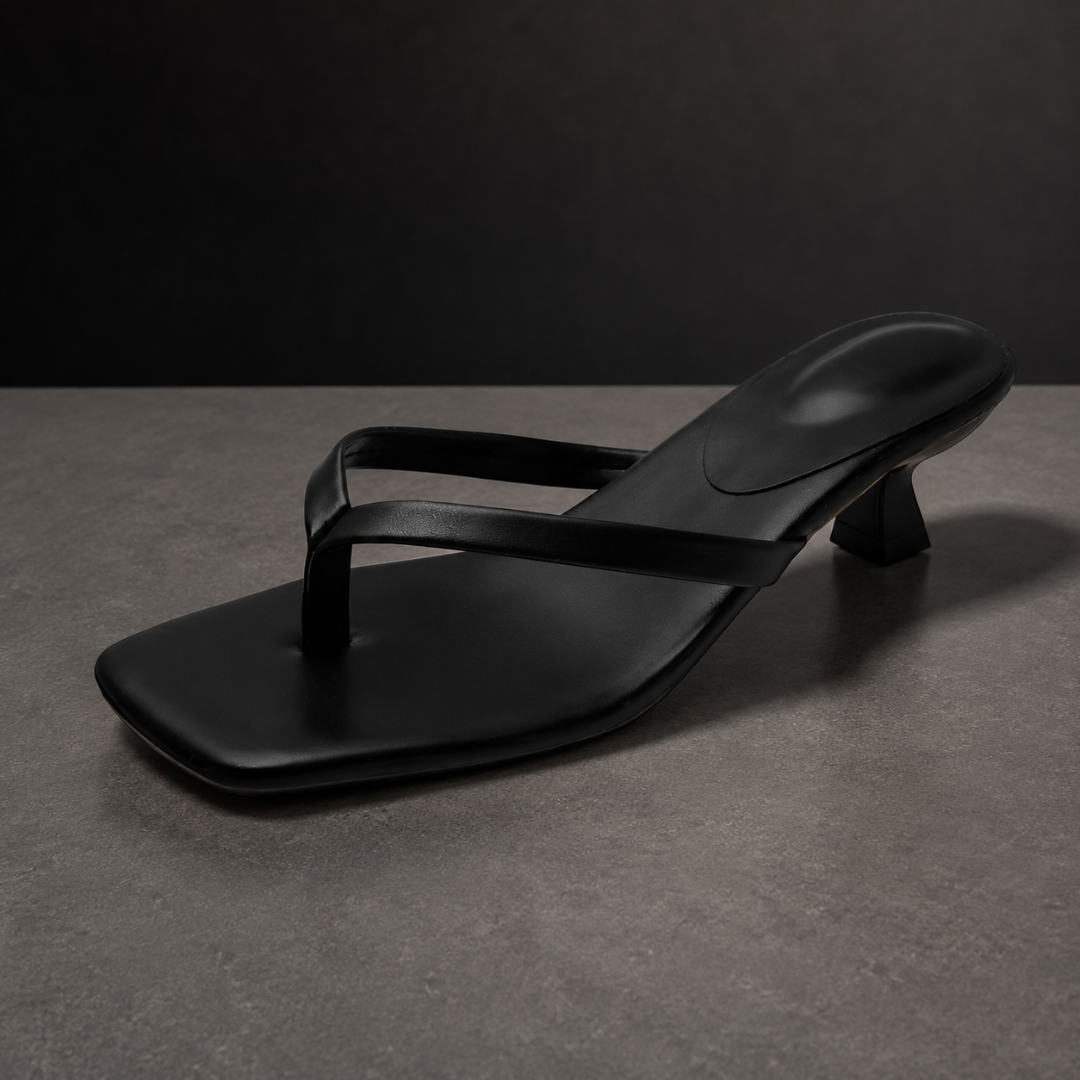 Sandalo infradito nero con punta quadrata e sottile fascetta lucida
