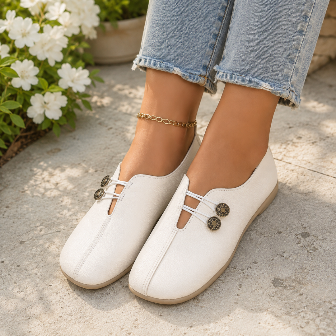 Scarpe basse donna bianche con elastici chiari e bottoni decorativi, con pantaloni azzurri