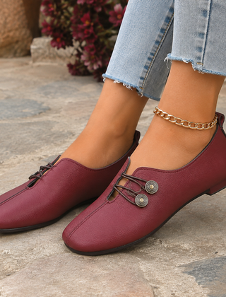 Scarpe basse donna bordeaux con elastici incrociati e bottoni decorativi, con pantaloni chiari sfrangiati