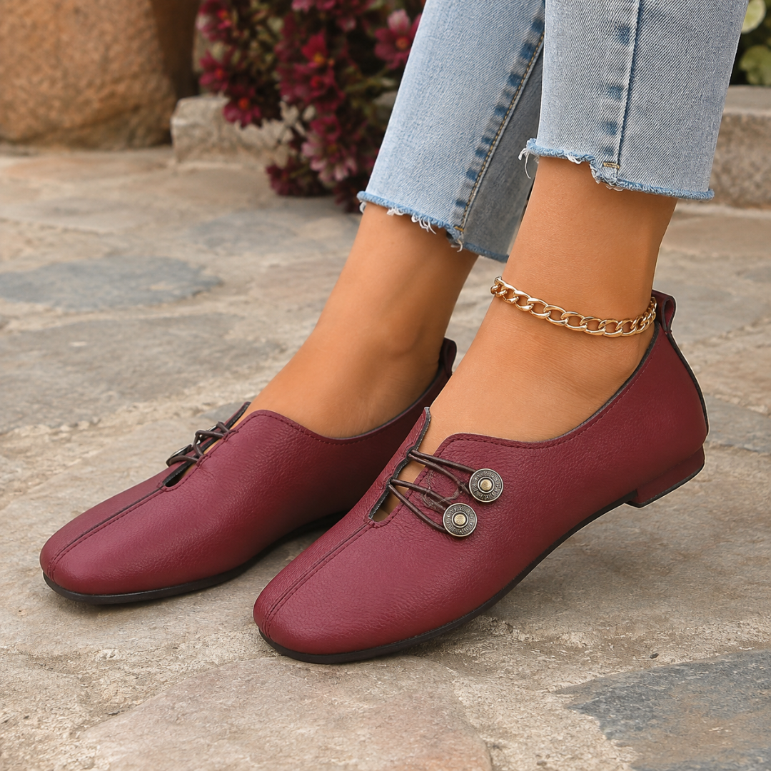 Scarpe basse donna bordeaux con elastici incrociati e bottoni decorativi, con pantaloni chiari sfrangiati