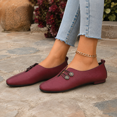 Scarpe basse bordeaux da donna viste di lato, suola piatta e punta arrotondata