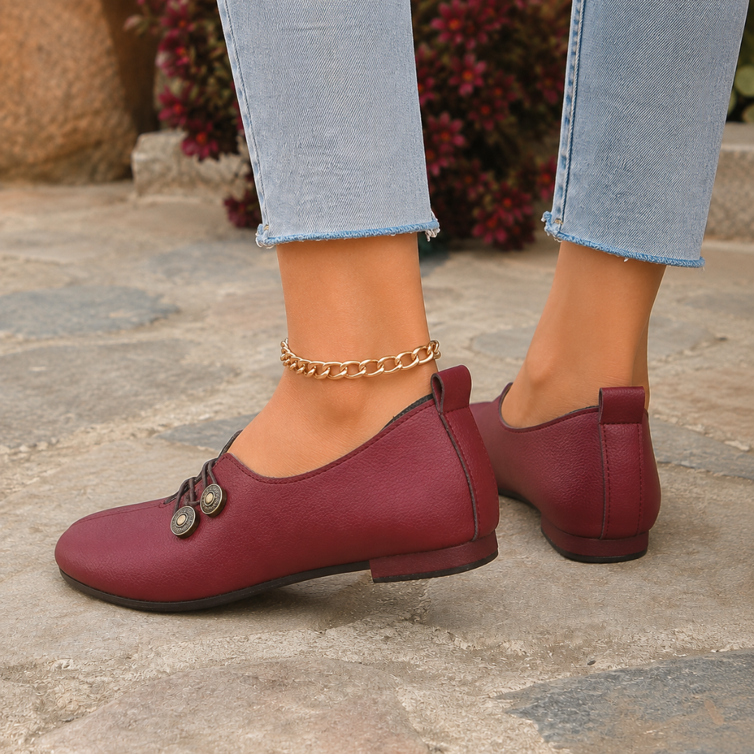 Dettaglio posteriore delle scarpe basse bordeaux con linguetta sul tallone e cuciture a vista