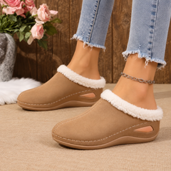 Scarpe donna marroni con bordo effetto pelliccia bianco e zeppa bassa