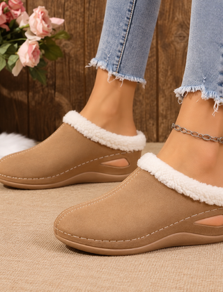 Scarpe donna marroni con bordo effetto pelliccia bianco e zeppa bassa