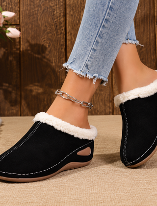 Scarpe donna nere con cuciture bianche a contrasto e traforo laterale