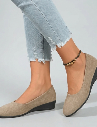 Scarpe donna beige con zeppa bassa e punta arrotondata, calzata senza chiusure