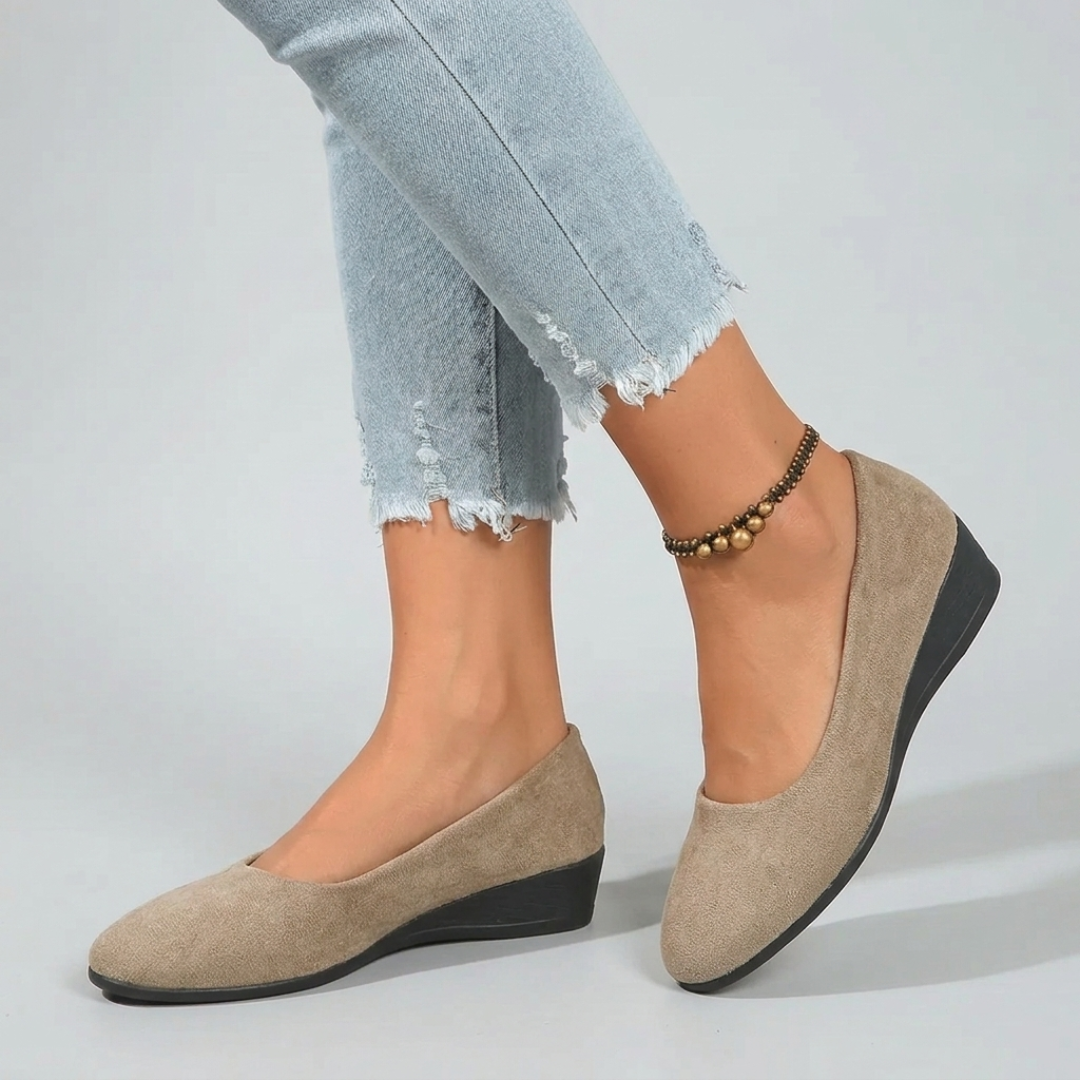 Scarpe donna beige con zeppa bassa e punta arrotondata, calzata senza chiusure