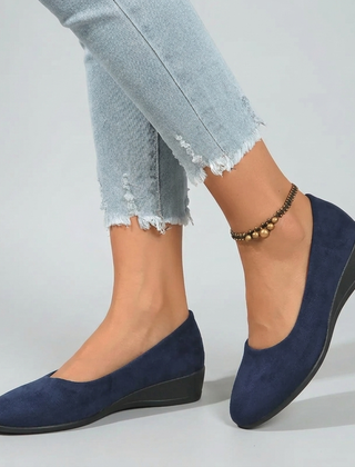 Scarpe donna blu navy con zeppa bassa nera indossate con pantaloni chiari
