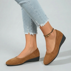 Scarpe donna cammello con zeppa bassa e suola nera indossate con pantaloni chiari