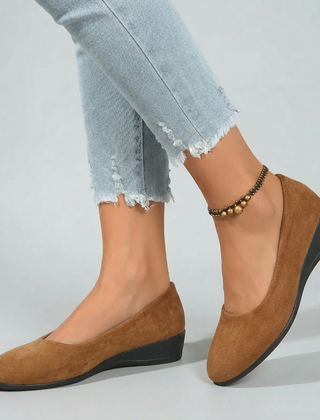 Scarpe donna cammello con zeppa bassa e suola nera indossate con pantaloni chiari