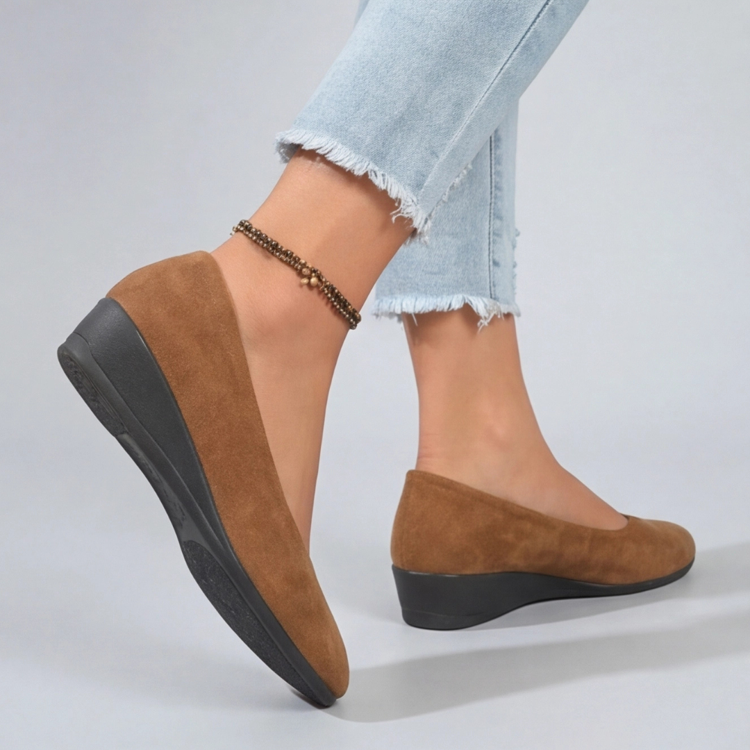 Scarpe cammello viste da dietro con suola scolpita antiscivolo e tallone chiuso