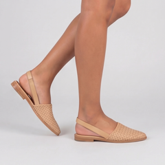 Slingback beige di profilo con punta affusolata e tacco basso