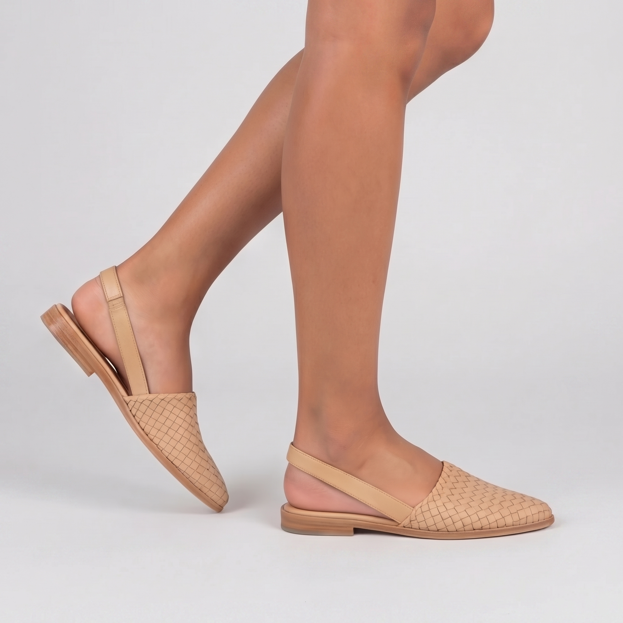 Slingback beige di profilo con punta affusolata e tacco basso