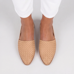 Vista dall'alto delle slingback beige con intreccio regolare sulla tomaia