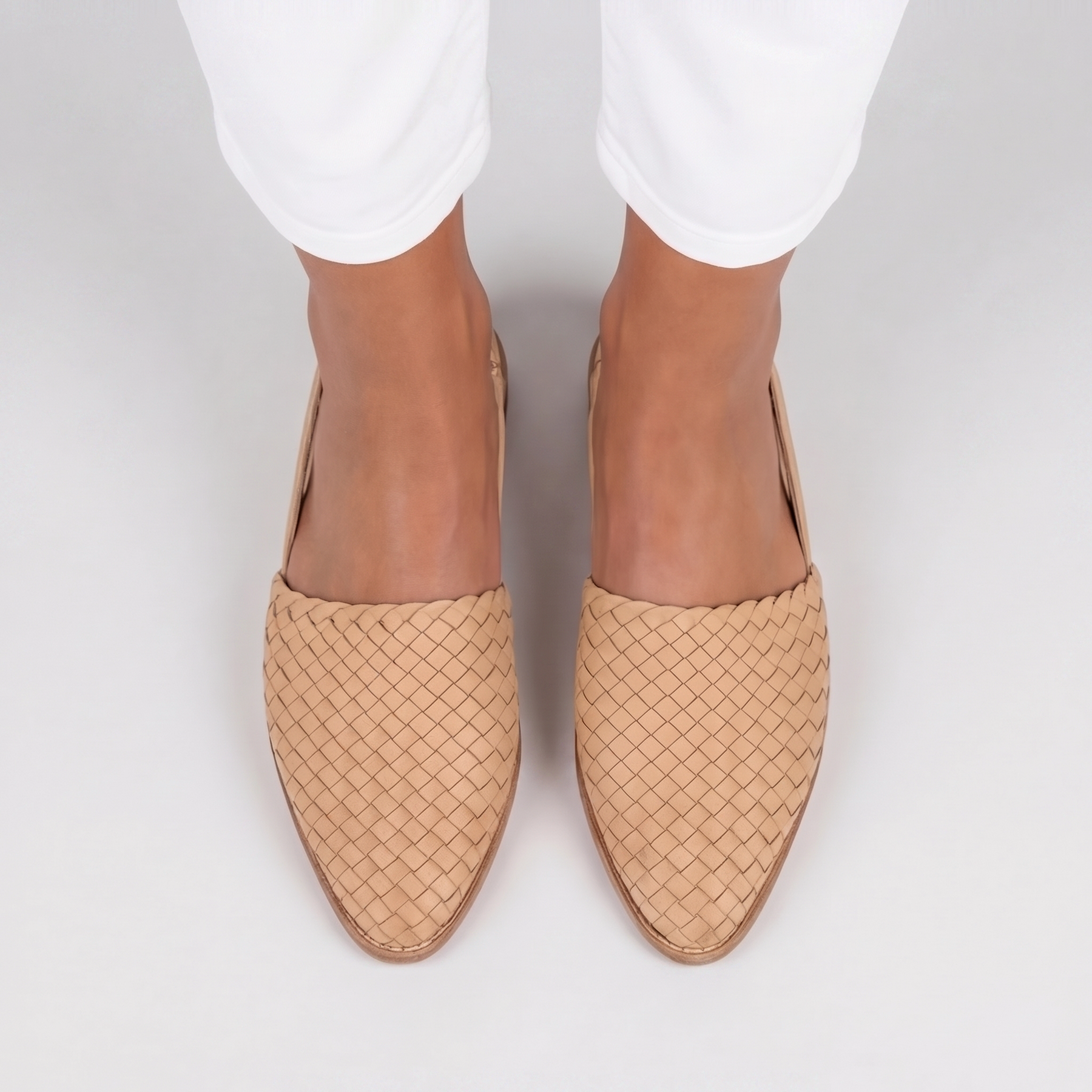 Vista dall'alto delle slingback beige con intreccio regolare sulla tomaia