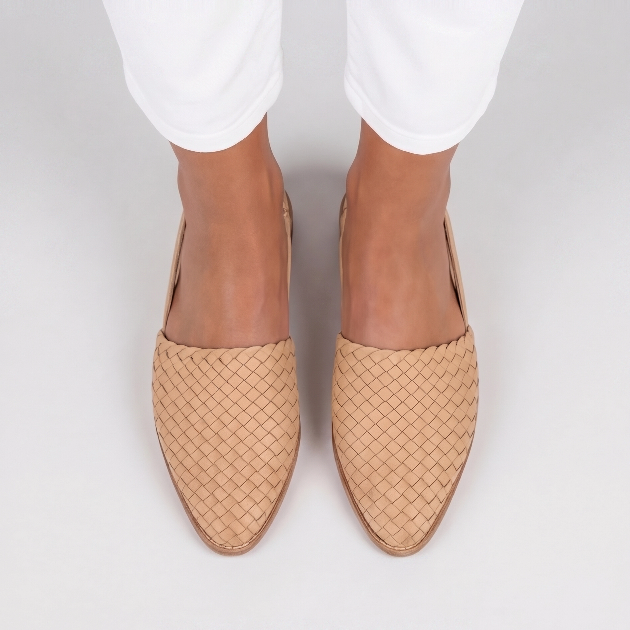 Vista dall'alto delle slingback beige con intreccio regolare sulla tomaia