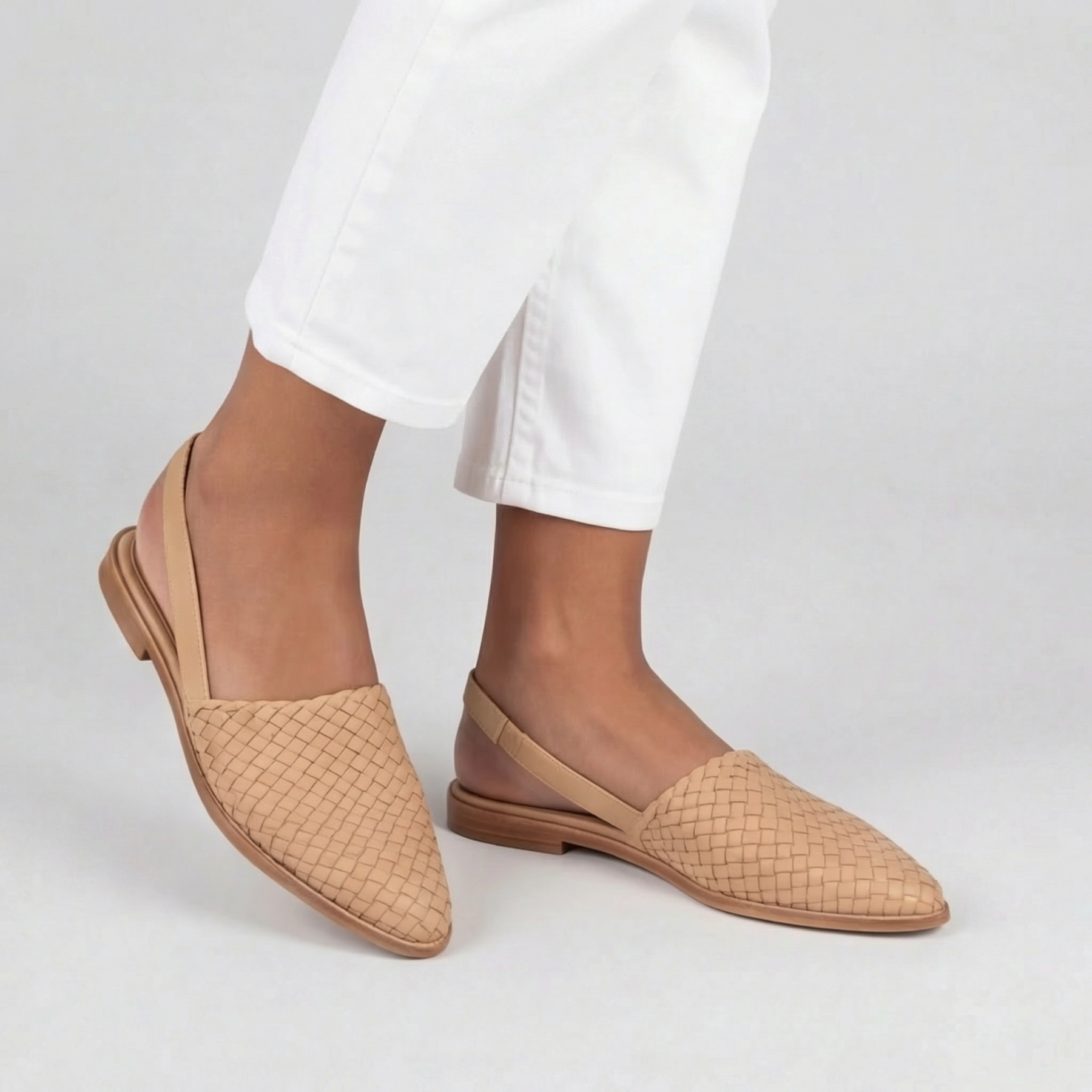 Slingback beige in passo con cinturino posteriore e suola sottile in tinta