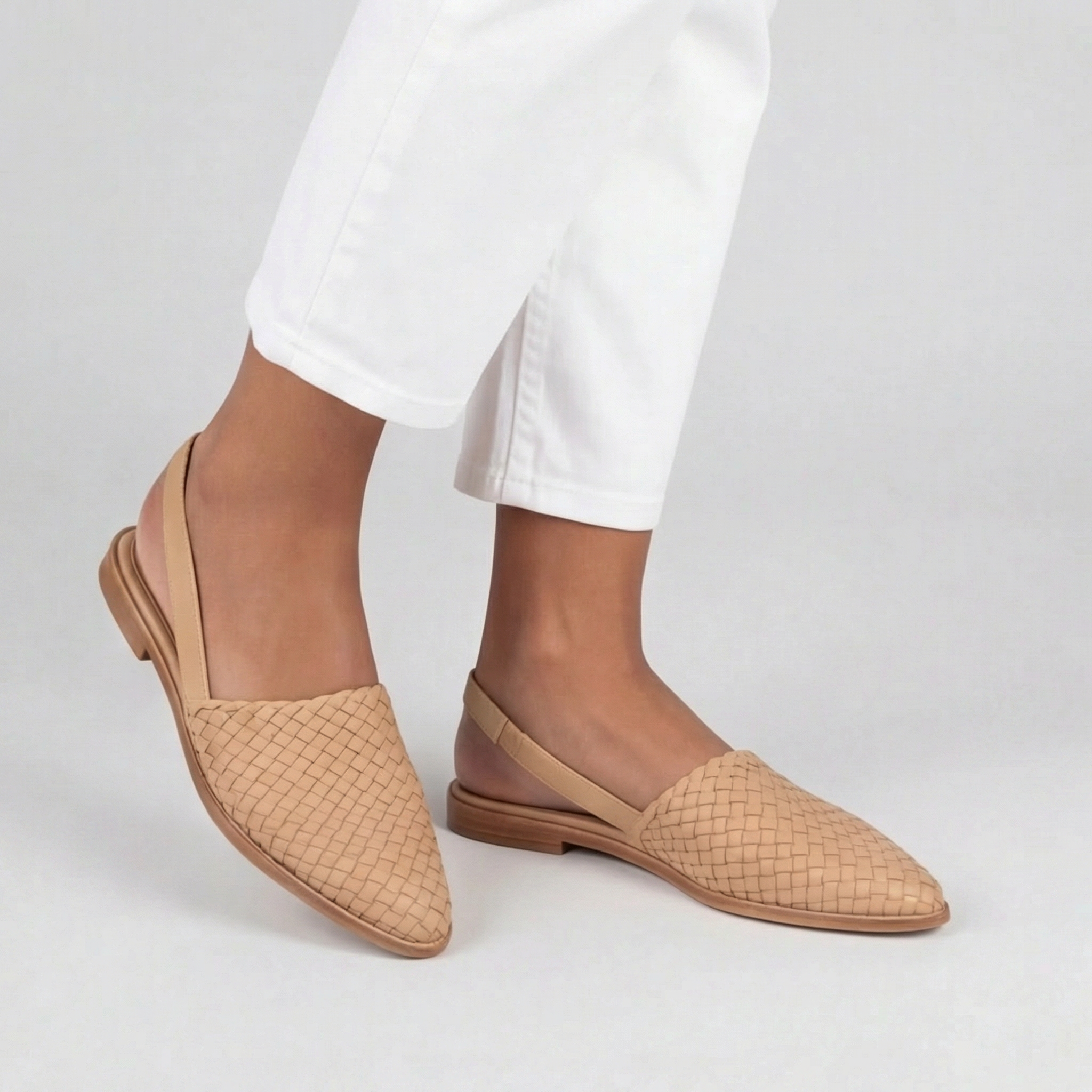 Slingback beige in passo con cinturino posteriore e suola sottile in tinta