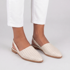 Slingback bianche intrecciate con cinturino posteriore e suola chiara, look estivo