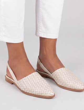 Slingback bianche intrecciate con cinturino posteriore e suola chiara, look estivo