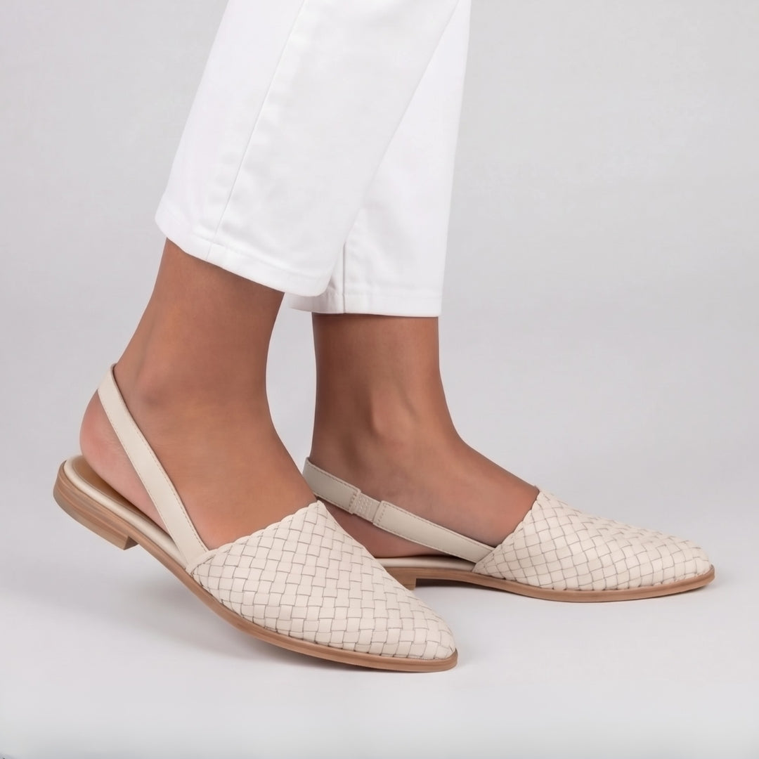 Slingback bianche di profilo con tomaia intrecciata e punta affusolata