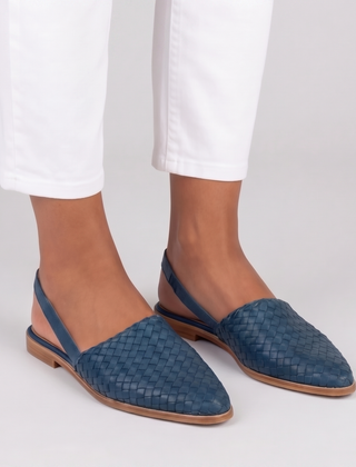Slingback blu intrecciate con cinturino posteriore, abbinate a pantaloni bianchi