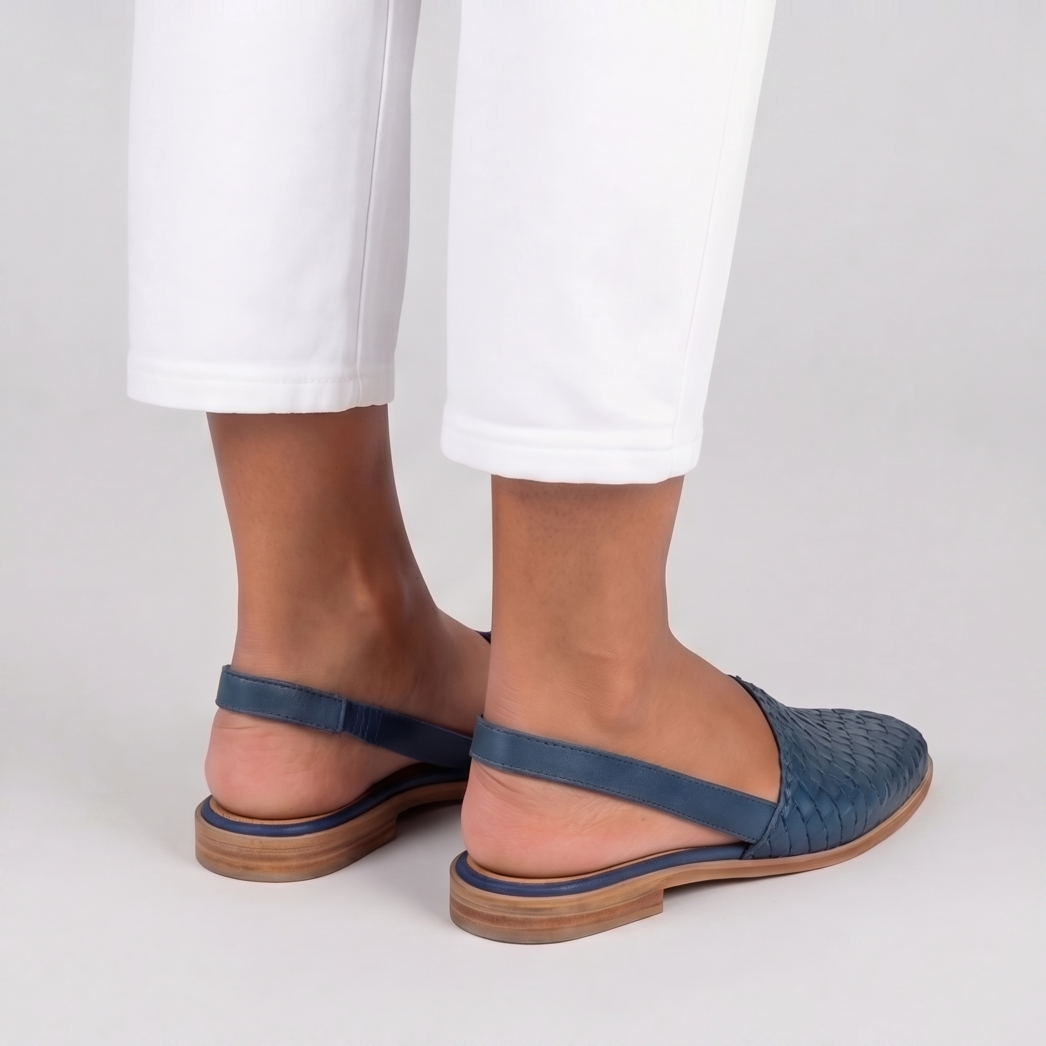 Retro delle slingback blu con fascetta sul tallone e suola a vista