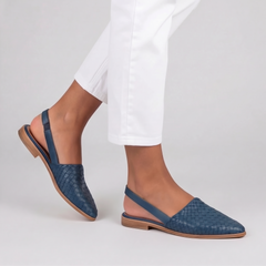 Slingback blu in passo con tomaia intrecciata e punta affusolata
