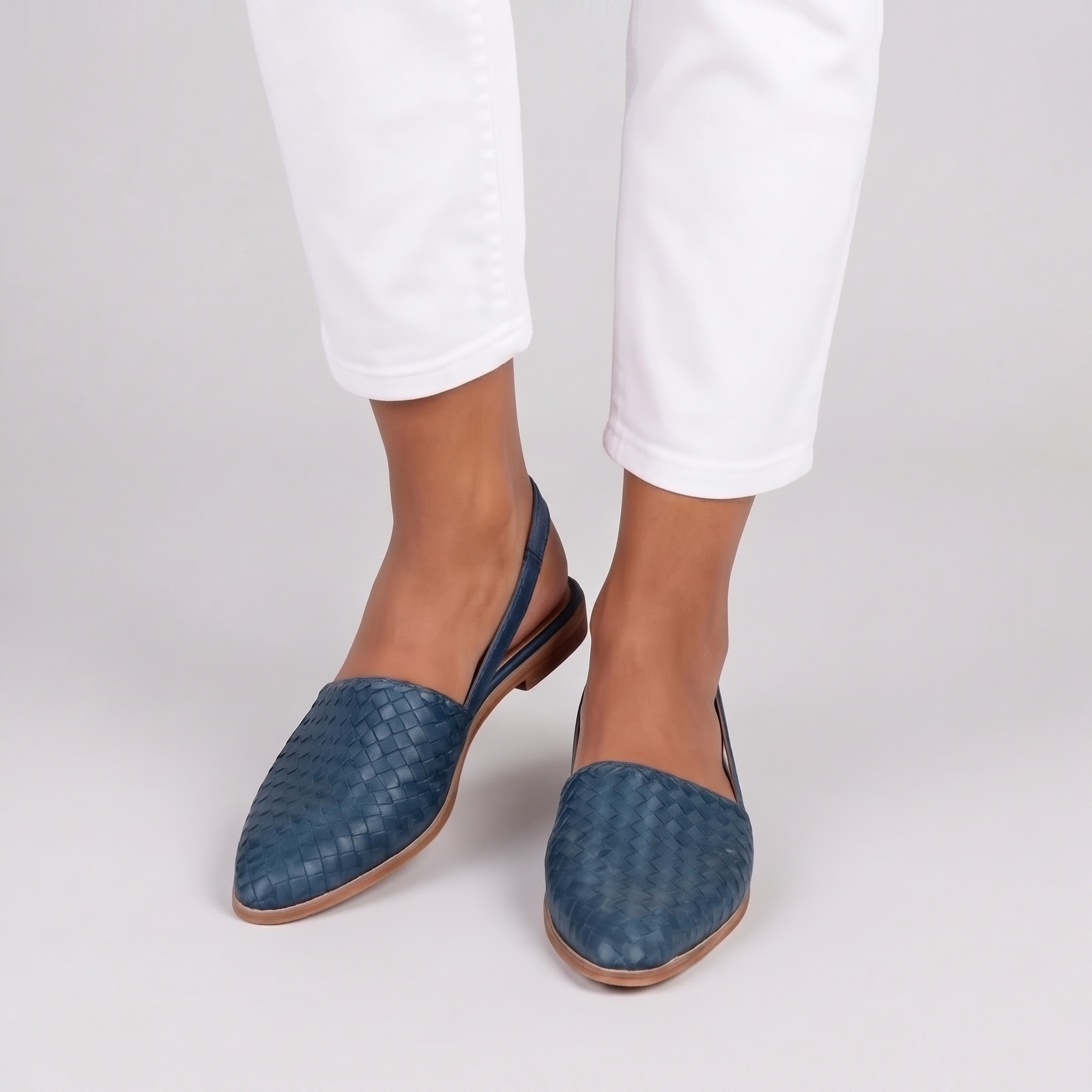 Slingback blu di tre quarti con cinturino sottile e tacco piatto
