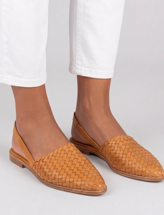 Slingback cammello intrecciate con punta affusolata e cinturino dietro il tallone