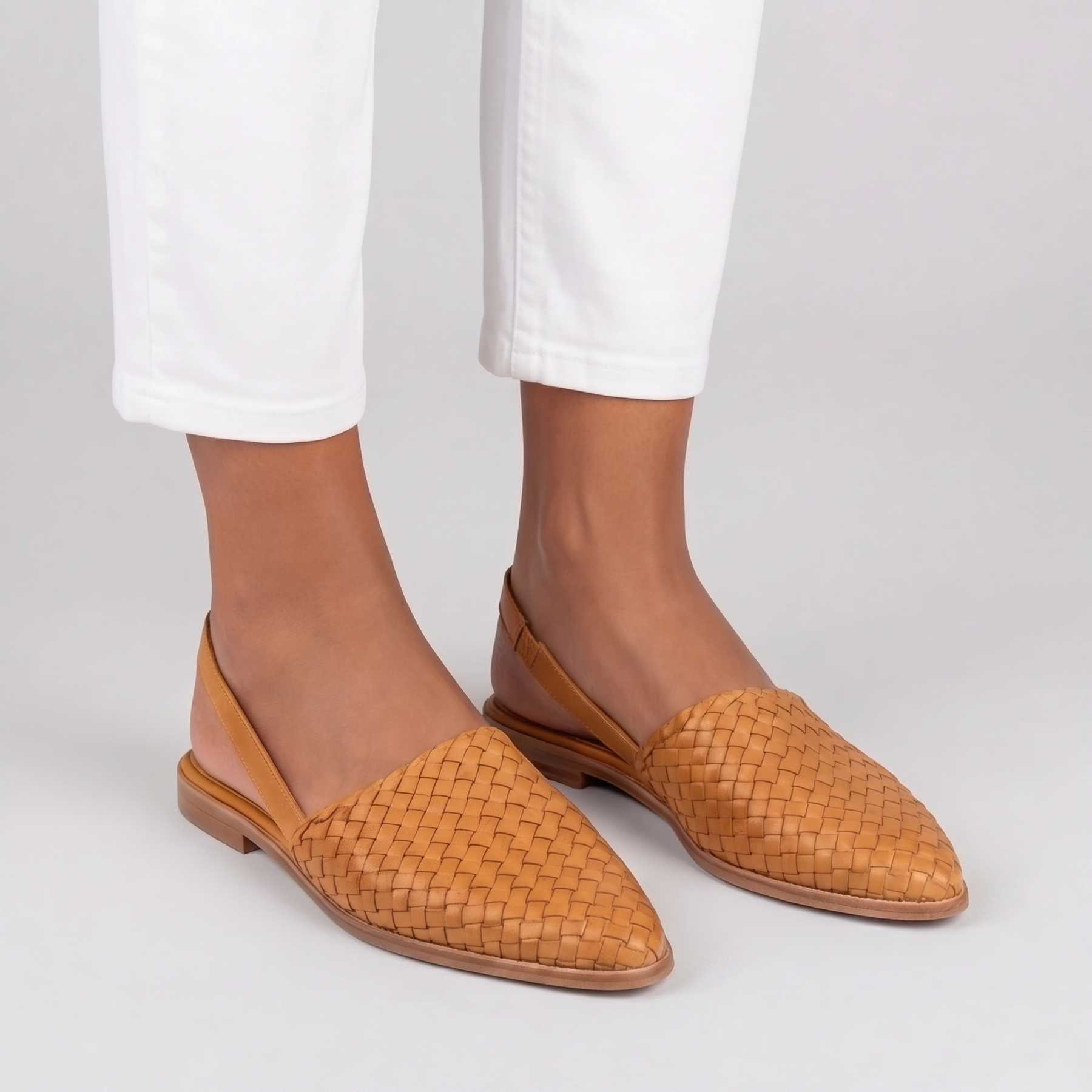 Slingback cammello intrecciate con punta affusolata e cinturino dietro il tallone