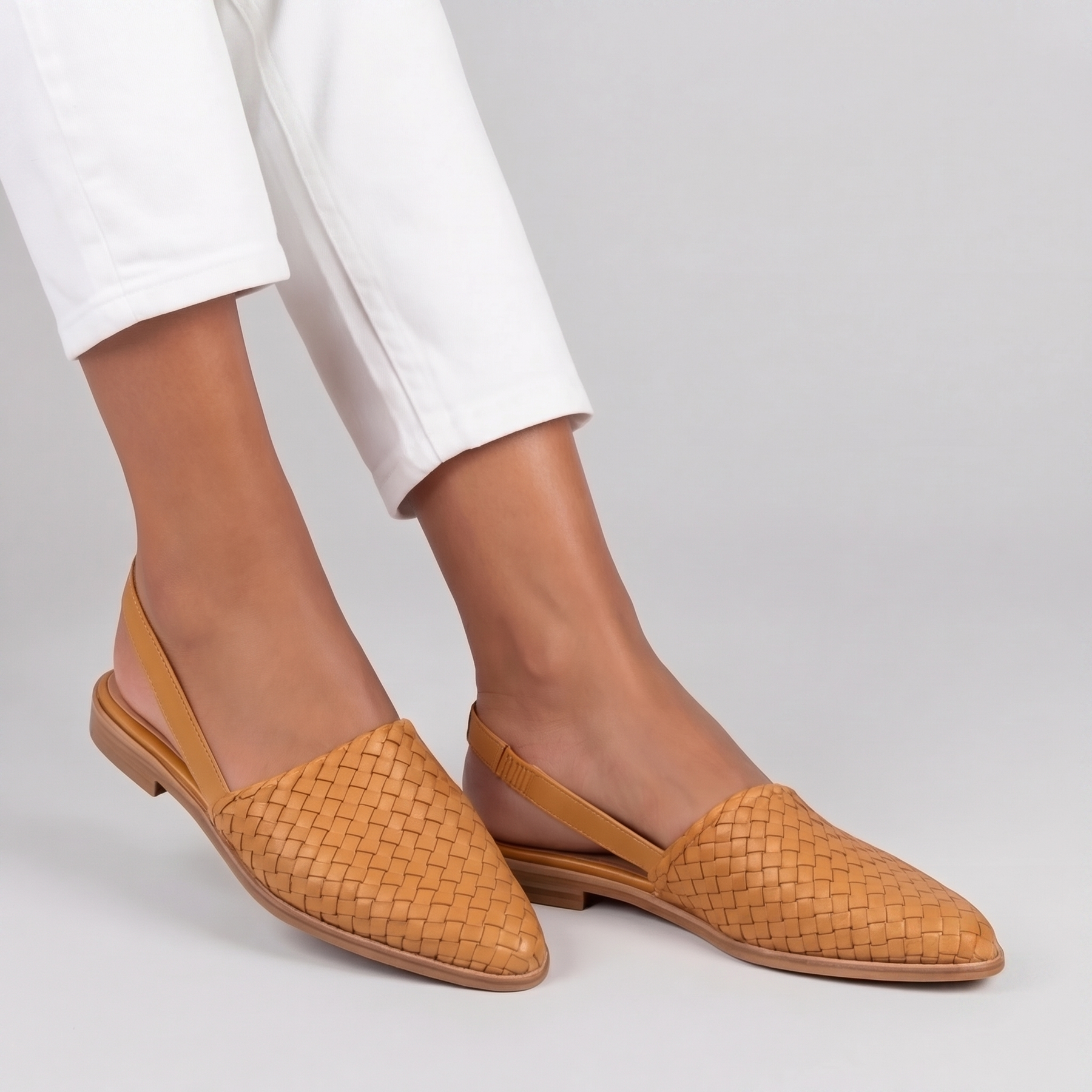 Slingback cammello di profilo con tomaia intrecciata e tacco minimo