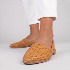 Slingback cammello inquadrate da vicino, punta affusolata e intreccio a vista
