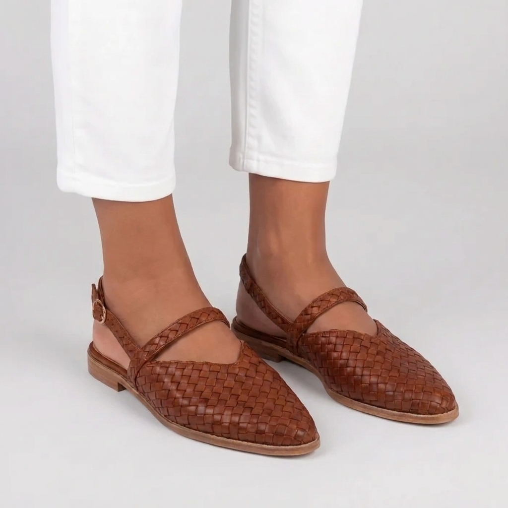 Slingback marroni effetto intrecciato indossate con pantaloni bianchi e cinturino posteriore con fibbia